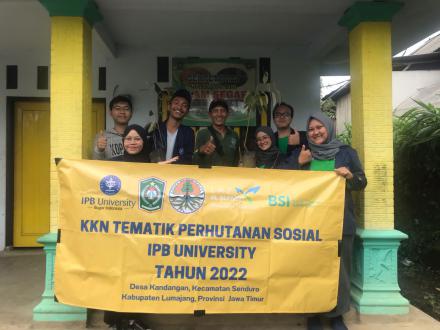 Pemberian Bibit  dan Penanaman Tanaman MPTS kepada POKTAN Alam Segar