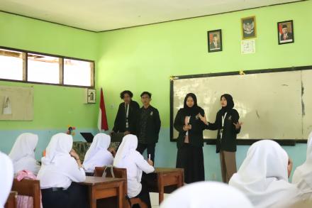 Tingkatkan Semangat Belajar Siswa SMPN 2 Senduro, KKN-61 UINSA Datangi Sekolah Berikan Motivasi